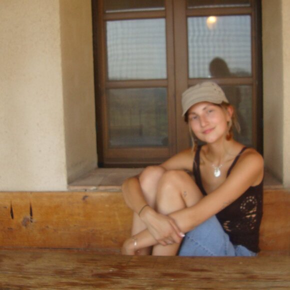 Meet your Posher, Léa - Picture 1 of 1